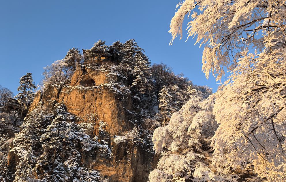 雪落崆峒山 群峰似水墨